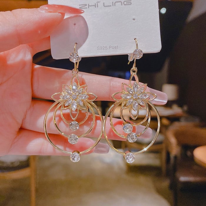 🔥Kupi jedan dobi jedan gratis🔥 | 👂✨💎Kristalne Lotos Trokružne Nakitne Ošnje – Elegantni, Versatilni & Visokokvalitetni Nakit za Svaku Priliku!